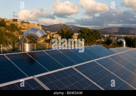 Peyia, Gemeindezentrum mit Sonnenkollektoren ausgestattet, um das Dach Zypern Stockfoto