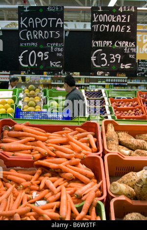 Ausländischen Supermärkten  Euro Preise von Obst und Gemüse in Zypern Supermarket Fresh Lebensmittel produzieren Seitenschiff EU Europa. Stockfoto