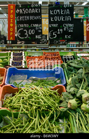 Ausländischen Supermärkten  Euro Preise von Obst und Gemüse in Zypern Supermarket Fresh Lebensmittel produzieren Seitenschiff EU Europa. Stockfoto