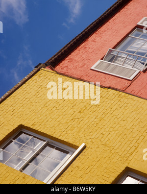 Bunte London unterkunft detail Übersicht benachbarte Eigenschaften in Gelb und Rot in der Hitze des Sommers mit Windows öffnen Stockfoto