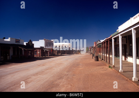 Auf der Suche nach Westen entlang der staubigen Allen Street, Tombstone, Arizona, Cochise County, USA Stockfoto