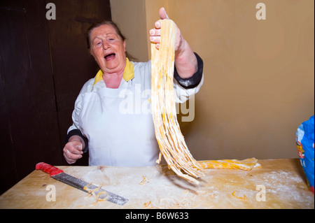 Frau Holding handgemachte Pasta Bandnudeln. Stockfoto