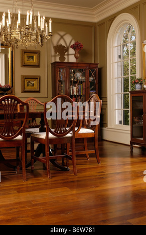 Eleganter Speisesaal mit Eiche Parkettböden und hepplewhite Stil Esszimmerstühle Stockfoto