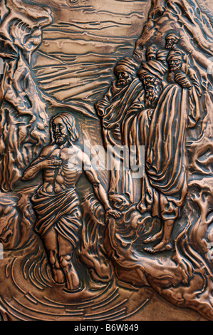 Biblische Szenen in Gehämmerten Kupfer auf die Türen einer Kathedrale in Quebec Stockfoto