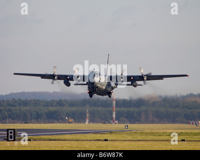 Vereinigte Staaten Luftwaffe Lockheed MC 130H Hercules abheben von RAF Mildenhall Stockfoto