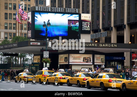 Taxis, die aufgereiht vor Madison Square Garden Manhattan New York City New York USA Stockfoto