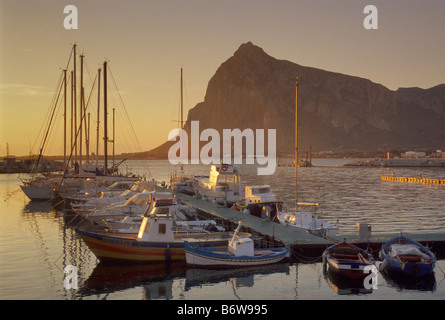 Angeln Boote am Hafen und Monte Monaco bei Sonnenaufgang in San Vito lo Capo-Sizilien-Italien Stockfoto