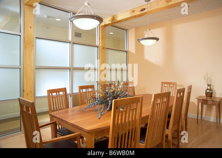 Modernen Speisesaal mit Mission Stil Esszimmerstühle Stockfoto