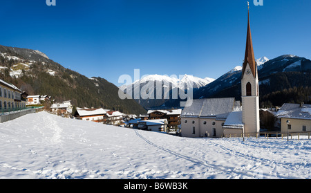 Blick über Finkenberg Blick in Mayrhofen, Zillertal (Zillertal), Tirol, Österreich Stockfoto