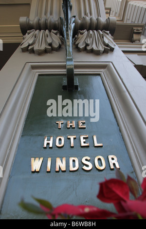 Das Hotel Windsor Zeichen außerhalb der Luxus Windsor Hotel in Melbourne, Victoria, Australien. Stockfoto