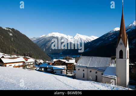 Blick über Finkenberg Blick in Mayrhofen, Zillertal (Zillertal), Tirol, Österreich Stockfoto