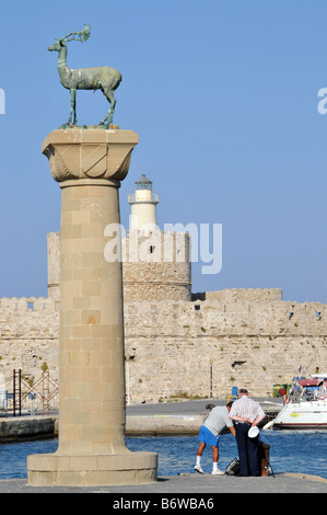 Einheimische Männer Angeln am Mandraki Hafen Eingang Rhodos Griechenland Stockfoto