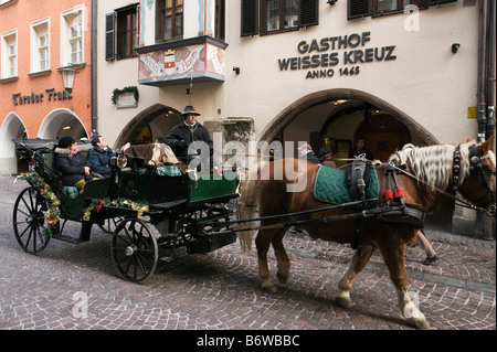 Pferd und Kutsche fahren an der Herzog-Friedrich-Straße im Zentrum der Altstadt (Altstadt), Innsbruck, Tirol, Österreich Stockfoto