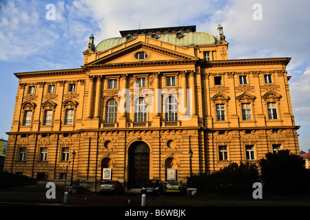 KROATIEN, ZAGREB. Nationaltheater in Zagreb am Abend Stockfoto