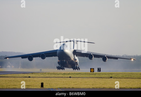 United States Air Force Lockheed C-5 Galaxy 69-0015 Weg von RAF Mildenhall. 9. Dezember 2008. Stockfoto