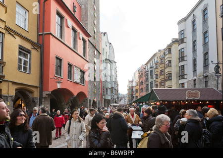 Weihnachtsmarkt am Herzog-Friedrich-Straße in der Altstadt (Altstadt), Innsbruck, Tirol, Österreich Stockfoto