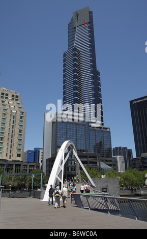 Fußgängerbrücke über den Yarra River in Richtung Southbank und Eureka Tower in Melbourne, Australien. Stockfoto