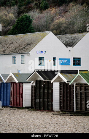 LRMC, Lyme Regis Marine Centre über den Strandhütten auf Monmouth Beach, Dorset UK gesehen. Stockfoto