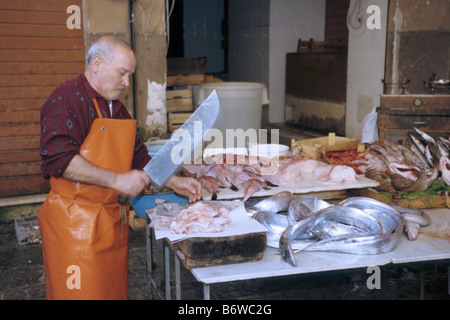 Schneiden von Fisch bei La Vucciria Markt Fisch Stände am Piazza Caracciolo in Palermo Sizilien Italien Stockfoto