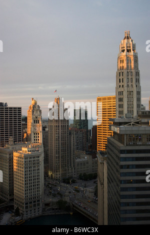 Erhöhten Blick auf Wrigley Building Chicago River und Michigan Avenue Bridge bei Sonnenuntergang Stockfoto