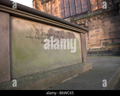 Grab von Elihu Yale, Wrexham, Nordwales August 2007; Elihu Yale war der Gründer der Yale University in den USA Stockfoto