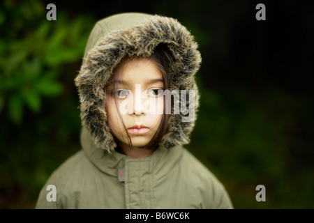 Kind trägt Parka Mantel mit Kapuze Mädchen im Alter von fünf Jahren mit Reißverschluss Stockfoto