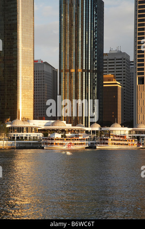 Frühen Licht auf Raddampfer und modernen Gebäuden Brisbane River Brisbane Queensland Australien Stockfoto