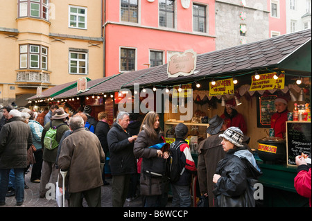 Glühwein-Stand auf dem Weihnachtsmarkt in der Altstadt (Altstadt), Innsbruck, Tirol, Österreich Stockfoto
