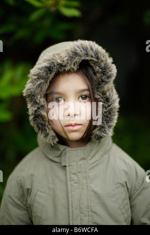 Kind trägt Parka Mantel mit Kapuze Mädchen im Alter von fünf Jahren mit Reißverschluss Stockfoto