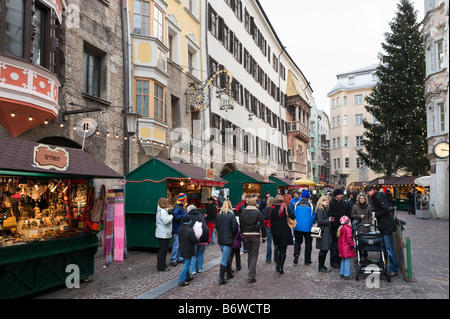 Weihnachtsmarkt am Herzog-Friedrich-Straße in der Altstadt (Altstadt), Innsbruck, Tirol, Österreich Stockfoto