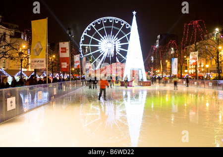 Eisbahn Weihnachtsmarkt Marche Aux Poissons Brüssel Belgien Stockfoto