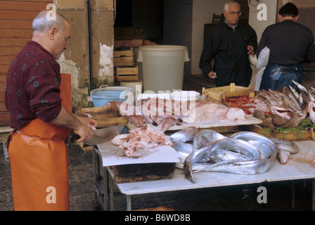 Schneiden von Fisch bei La Vucciria Markt Fisch Stände am Piazza Caracciolo in Palermo Sizilien Italien Stockfoto