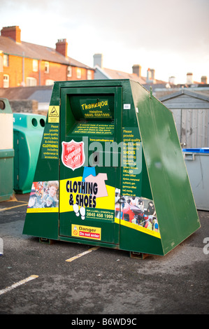 Salvation Army Bekleidung und Schuhe recycling überspringen Stockfoto