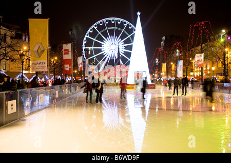 Eisbahn Weihnachtsmarkt Marche Aux Poissons Brüssel Belgien Stockfoto