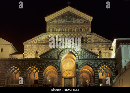 Portikus und Fassade von Sant Andrea Cathedral in Amalfi bei Nacht Region Kampanien Italien Stockfoto