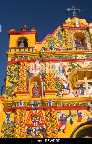 Die Kanarischen-gelbe Kirche von San Andres Xecul. Guatemala. Stockfoto