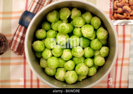 Rosenkohl in eine Pfanne, Bestandteil der traditionellen britischen Weihnachtsessen Stockfoto