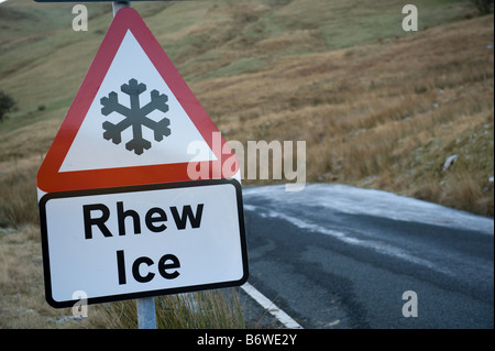 Zweisprachige walisische englischen Schild Warnung vor Eis auf der Straße Cwm Ystwyth Mitte Wales Stockfoto