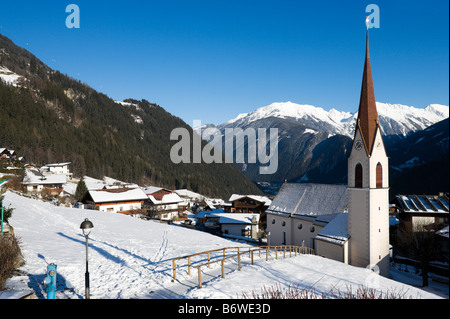 Blick über Finkenberg Blick in Mayrhofen, Zillertal (Zillertal), Tirol, Österreich Stockfoto