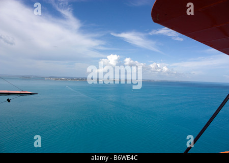 Auf der Suche nach hinten von einem Doppeldecker in Richtung Westen verlassen Key West über offenen Ozean Stockfoto