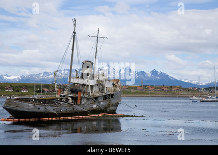 Die gestrandeten Schlepper St Christopher im Hafen von Ushuaia Stockfoto