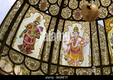 Hinduistische mythologische Figuren sind auf Scheiben in das Glasdach des einen Musikpavillon in Mysore, Indien gemalt. Stockfoto