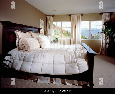 Master-Schlafzimmer mit großem Bett Stockfoto