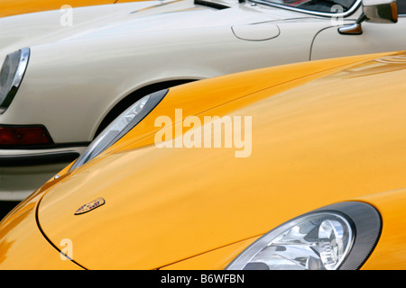 Zwei Porsche 911 Autos nebeneinander geparkt Stockfoto