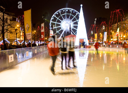 Eisbahn Weihnachtsmarkt Marche Aux Poissons Brüssel Belgien Stockfoto