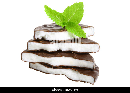 Stapel von Peppermint Candy und frischer Minze Blätter ausgeschnitten isoliert auf weißem Hintergrund Stockfoto