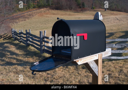 Ländliche Postfach geöffnet mit Mail innerhalb Stockfoto