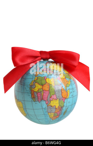 Erde Welt Ornament mit roter Schleife Ausschneiden isoliert auf weißem Hintergrund Stockfoto
