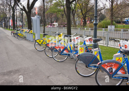 Regale der Mieträder in Wien Österreich Stockfoto