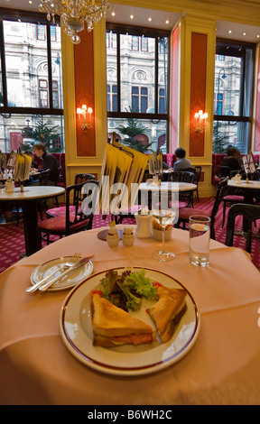 Schinken und Käse Toast im Café im Hotel Sacher, Wien, Österreich Stockfoto